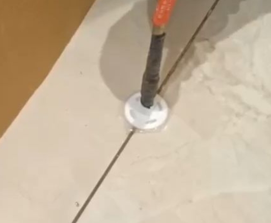 七台河瓷砖空鼓维修公司专业解答瓷砖在铺贴过程中，如果没有涂抹均匀到位的粘结材料（如水泥砂浆或瓷砖胶），可能会导致以下问题